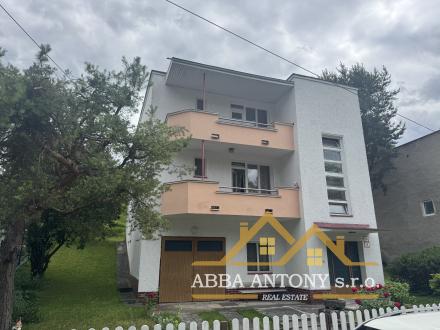 Priestranný trojpodlažný dom s veľkou záhradou v centre Ružomberka